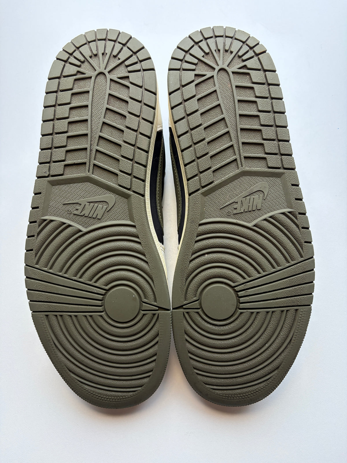 Jordan 1 Low Travis Scott Olive - Taille 44,5