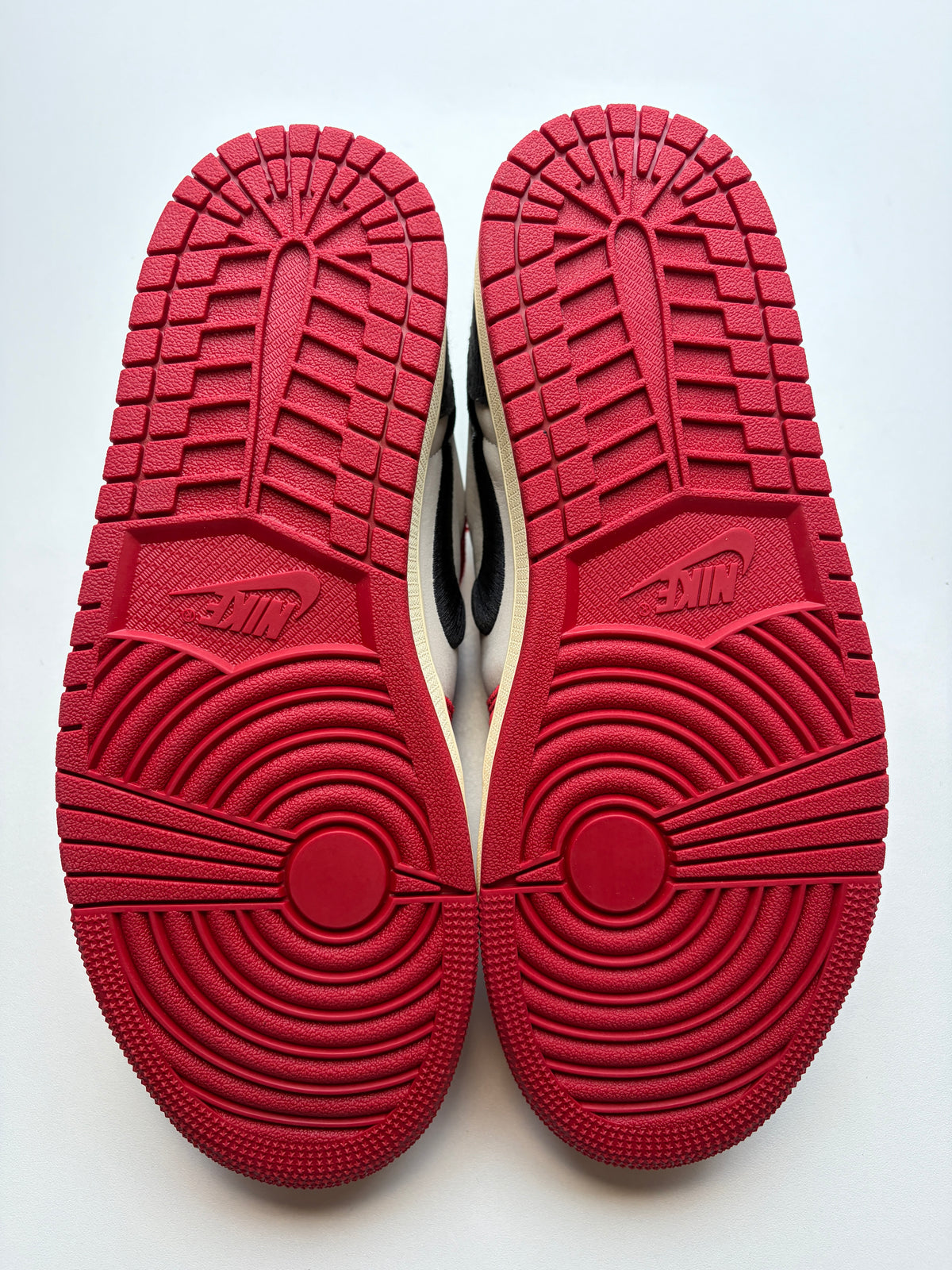 Jordan 1 Low Trophy Room Away - Taille 42,5